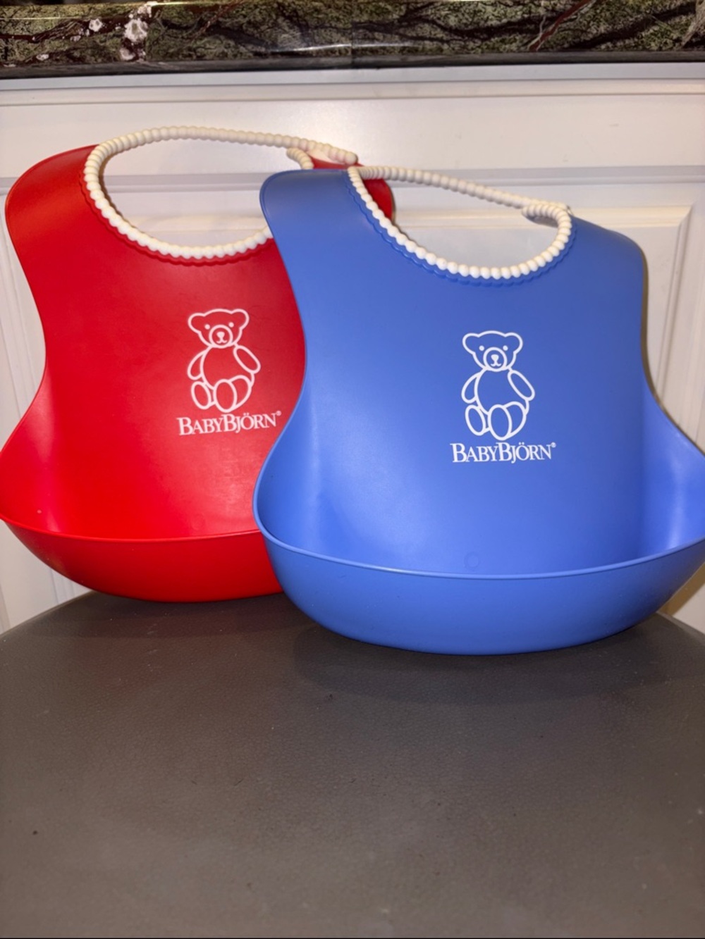 BabyBjörn Soft Silicone Bibs in Blue and Red 2-Pack - Picture 3 of 6